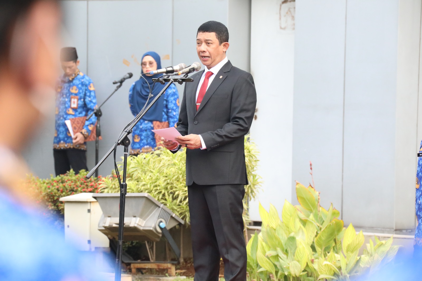 Kepala BNPB Letjen TNI Suharyanto, S. SOS., M.M. memimpin upacara Peringatan Hari Pahlawan ke-78 tahun 2023 di halaman Graha BNPB, Jakarta pada Jumat (10/11).
